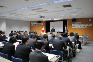 島根労働局松本職業対策課長講演の様子